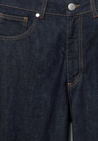 Jeans din denim închis la culoare cu cusături contrastante portocalii, buzunar frontal și închidere cu nasture argintiu. Materialul are o textură netedă și finisaj texturat.