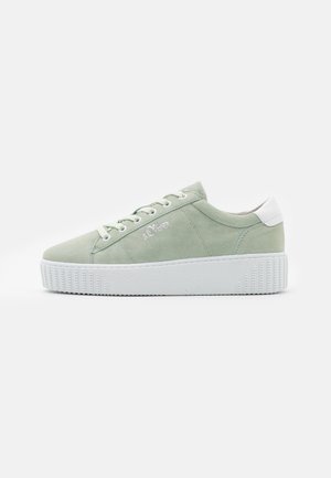 Lysegrøn ruskinds sneakers med lavt snit, hvid tyk sål, hvid hældetalje, snørebånd og "s.Oliver"-logo på siden.