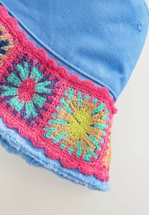 Modrá látková čepice s barevným háčkovaným lemem zdobená geometrickými vzory v růžové, žluté, zelené a fialové. Měkká textura, detailní zpracování.