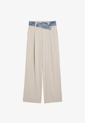 Pantalones de pierna ancha en un beige claro con una cintura de mezclilla que cuenta con dos botones y detalles de pliegues en el frente. Textura suave y ajuste relajado.