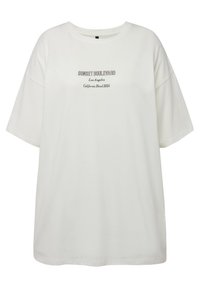Witte oversized t-shirt met korte mouwen en een ronde halslijn. Op de voorkant staat de tekst "Sunset Boulevard, Los Angeles, California Blend 2024."