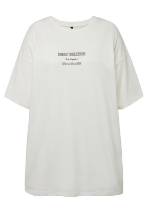 Witte oversized t-shirt met korte mouwen en een ronde halslijn. Op de voorkant staat de tekst "Sunset Boulevard, Los Angeles, California Blend 2024."