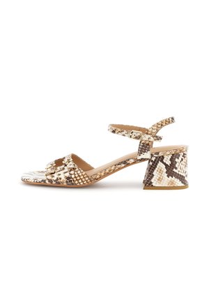 Åben sandal med brun og beige slangeskindsprint, blokhæl og justerbar ankelrem med gyldent spænde, vist i sideprofil.