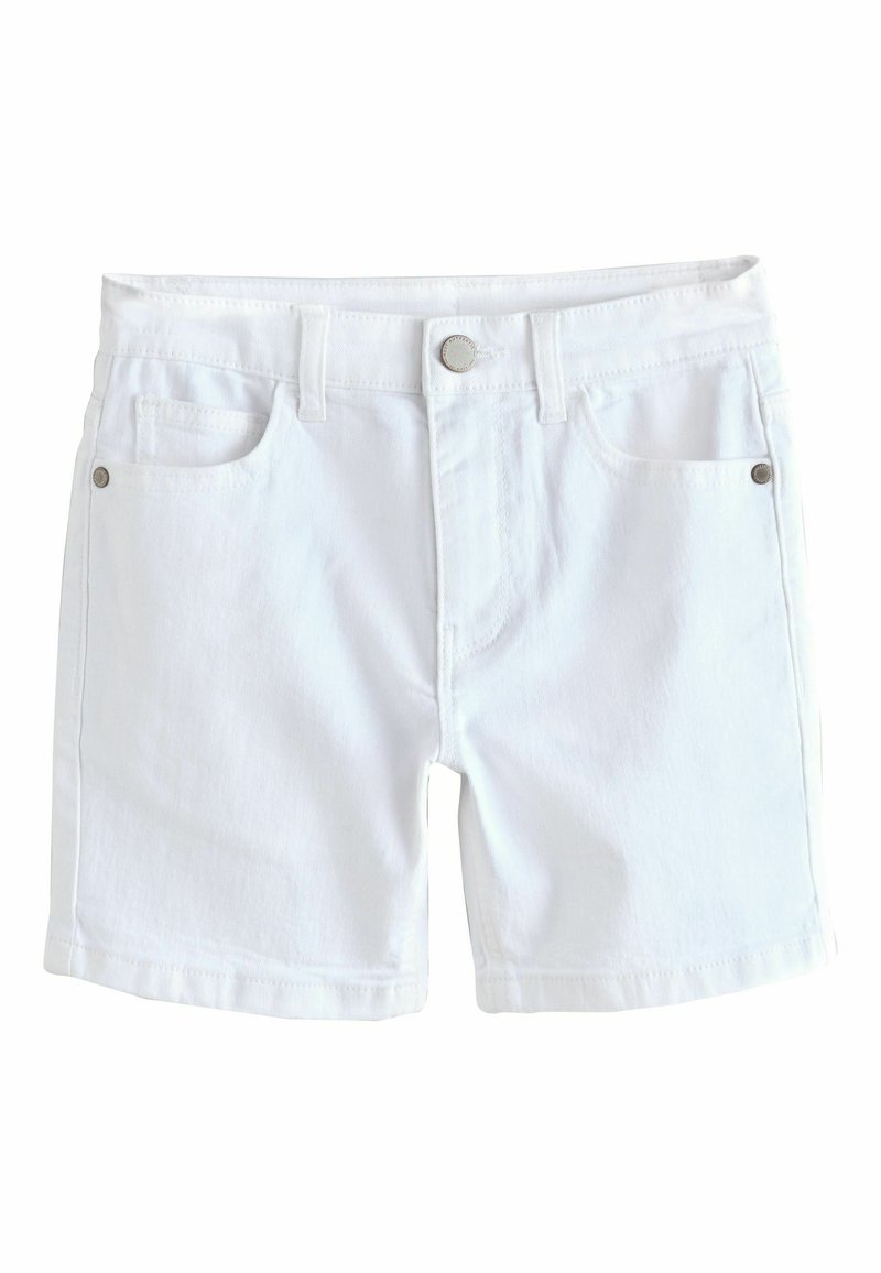 Hvide denimshorts med lige snit, der har forlommer, knaplukning og metal detaljer på lommekanterne. Blød stoftekstur.