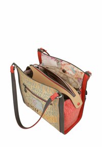 Sac fourre-tout multicolore en cuir rouge, beige et gris. Présente un motif de texte manuscrit et un intérieur spacieux et à motifs.