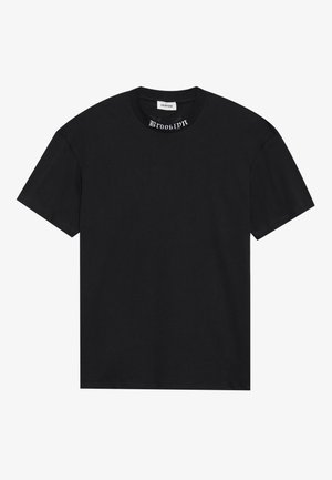 T-shirt in cotone nero con maniche corte e scollatura rotonda, con la scritta "Brooklyn" stampata in bianco sul colletto.