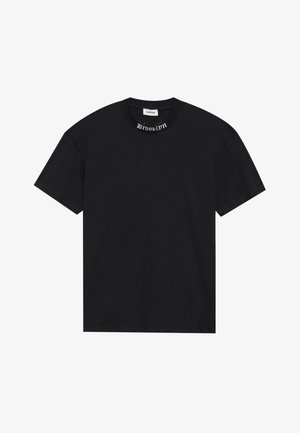 Svart bomull T-skjorte med korte ermer og rund halslinning, med "Brooklyn" trykket i hvit tekst på kragen.