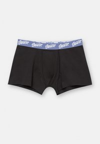 Fekete boxer alsónadrág puha pamutból, kék elasztikus derékpánttal, fehér logónyomattal és elöl tasakkal.