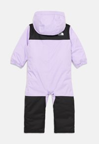 Purpurinė ir juoda izoliuota snowsuit su gobtuvu, ilgomis rankovėmis, elastinėmis rankogaliais ir užtrauktuku nugaroje, kad būtų lengva apsirengti. Sustiprinti juodi akcentai.
