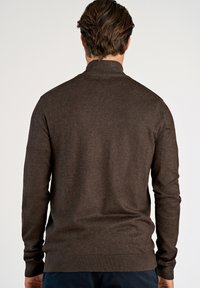 Suéter castanho de malha com gola alta, mangas longas e punhos canelados. Textura suave com um design justo. Vista traseira apresentada.
