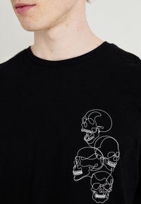 Jack & Jones JJSCULLY TEE CREW NECK - T-shirts med print - black