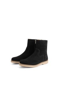 Zwarte suède enkellaarsjes met een gladde textuur en een zijrits, voorzien van een lichtbruine rubberen zool en een subtiel logo aan de zijkant.