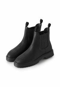 Botines Chelsea de cuero negro con paneles laterales elásticos, lengüetas en la parte trasera y suela de goma texturizada, con un acabado liso y diseño de punta redonda.