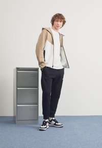 Nike Sportswear TECH FLEECE - Jaka ar rāvējslēdzēju - summit white/khaki/black