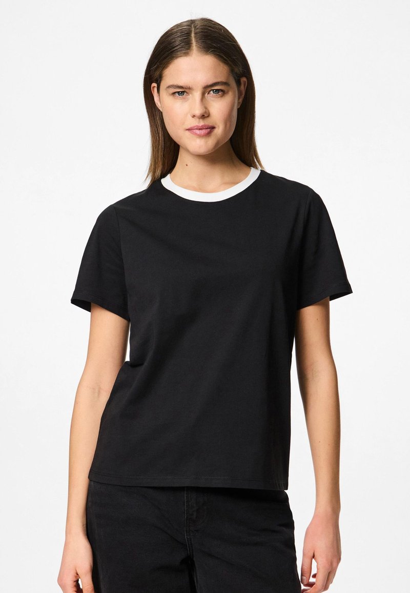 Musta puuvillane T-särk, millel on valge äärega ümmargune kaelus, lühikesed varrukad ja mugav lõige. Sile tekstuur, minimalistlik disain.