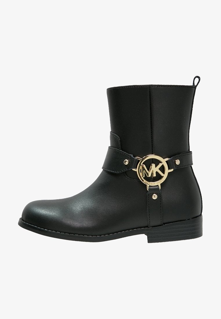 Musteen mustat nahka ankle boot, jossa on pyöreä kärki, mattapintainen viimeistely, pieni lohkopohja ja koristeellinen kultainen MK-logo solki nauhassa.