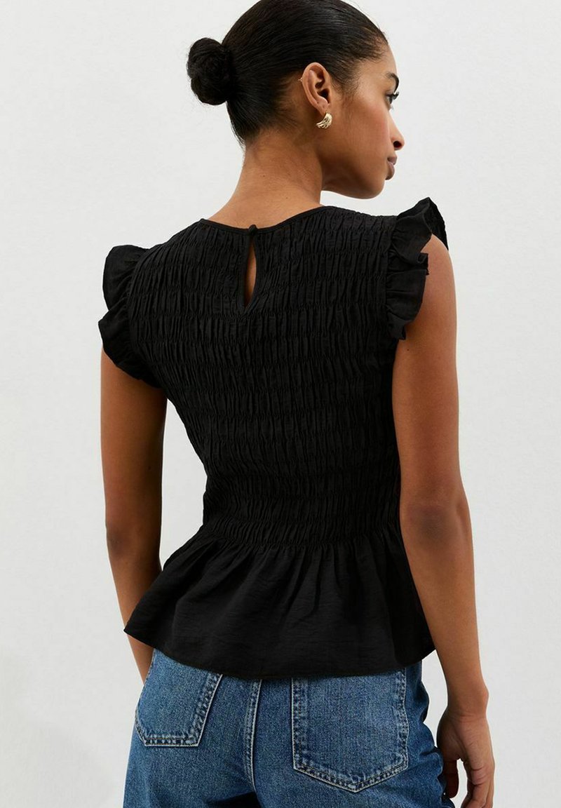 Comment porter un t-shirt géométrique (6 tenues et looks