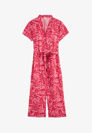 Ružičasti kombinezon kratkih rukava s cvjetnim uzorkom, vezan u struku, širokih nogavica. Izrađen od lagane tkanine s ovratnikom.