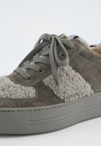 Szare zamszowe sneakersy z puszystymi, szarymi panelami z materiału tekstylnego, okrągłym noskiem, teksturowaną podeszwą i pasującymi sznurowadłami. Minimalistyczny design z kontrastującymi materiałami.