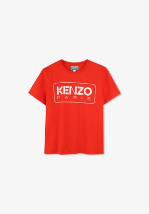 T-shirt en coton rouge avec un logo blanc "KENZO PARIS" dans un design rectangulaire. Manches courtes et col rond classique.