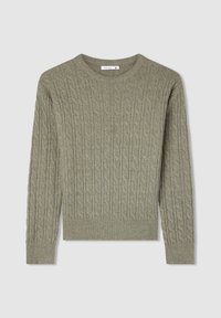 Jasnooliwkowy sweter w splot kablowy z długimi rękawami, ściągaczami przy rękawach i u dołu oraz okrągłym dekoltem, ułożony na jasnym tle.