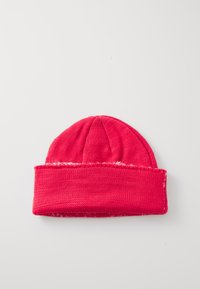 Rød strikket lue med oppbrettet design, preget av rillemønster og en glatt topp, laget av mykt, stretchy materiale.