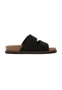Sandal in pelle nera con due fasce larghe, sottopiede in sughero e suola piatta in gomma. Texture liscia con design minimalista.