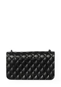 Schwarze gesteppte Clutch aus glänzendem Material. Verfügt über eine Fronttasche und einen Kettenriemen. Rechteckige Form mit abgerundeten Kanten.