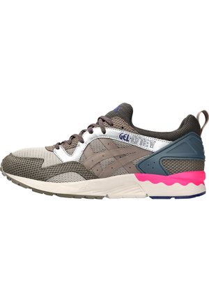 Chaussure de running avec mesh marron, accents blancs et bleus, détail rose au talon et marquage "GEL-LYTE V" sur le côté.