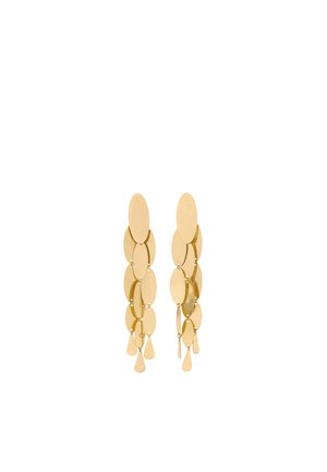 Długie złote kolczyki wiszące, składające się z połączonych owalnych dysków z breloczkami w kształcie łez wiszącymi na dole.