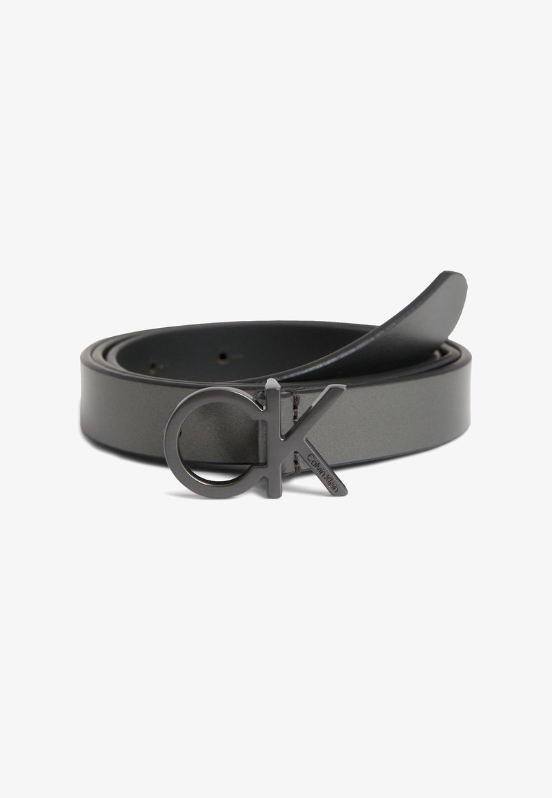 Ceinture en cuir noir enroulée avec une boucle en métal noir en forme de lettres entrelacées "c" et "k".