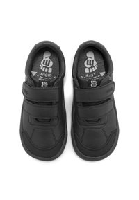 Le scarpe nere presentano una tomaia in pelle sintetica, doppie fibbie in Velcro, suole testurizzate e una soletta imbottita con indicazione sinistra/destra.