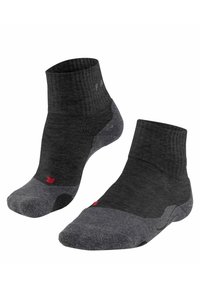 Calcetines de tobillo gris oscuro con un upper acanalado, puntera reforzada y suela acolchada. Acabado rojo en la zona de la puntera. Textura suave en general.