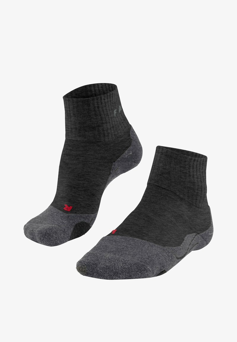 Calcetines de tobillo gris oscuro con un upper acanalado, puntera reforzada y suela acolchada. Acabado rojo en la zona de la puntera. Textura suave en general.