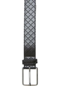 Curea din piele matlasată neagră cu o textură netedă, dotată cu o cataramă metalică rectangulară din argint și o curea fixată cu un inginier.