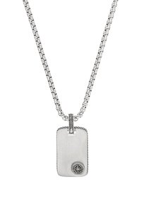 Collana d'argento con catena texturizzata e un pendente rettangolare con superficie liscia e un accento circolare decorativo.