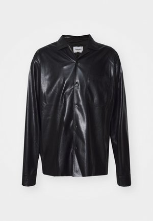 Črna usnjena srajca na gumb z občutnim leskom, dolgimi rokavi, koničastim ovratnikom in enim žepom na prsih. Gladka tekstura in prilegajoč kroj.