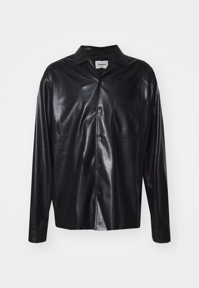 Črna usnjena srajca na gumb z občutnim leskom, dolgimi rokavi, koničastim ovratnikom in enim žepom na prsih. Gladka tekstura in prilegajoč kroj.