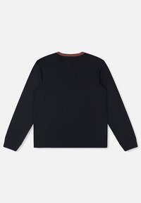 Crna majica dugih rukava od pamuka, s okruglim izrezom vrata i smeđim detaljem na stražnjoj strani te ravnim rubom. Bez grafika ili uzoraka.