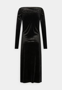 Vestido preto de veludo com mangas longas, decote à off-the-shoulder, silhueta ajustada e discretos detalhes brilhantes por todo o tecido.