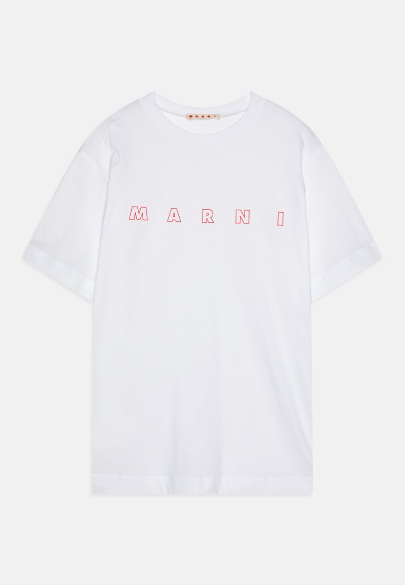 Bela bombažna majica s kratkimi rokavi in okroglim izrezom, na kateri so v bold rdečih črkah v bloku odtisnjene besede "MARNI" spredaj.