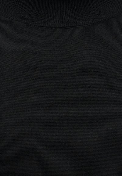 Κοντινό πλάνο μαύρου ύφασματος με ριμπ πλέξη, λεπτή υφή και διακριτικό οριζόντιο μοτίβο κοντά στη γραμμή του λαιμού.