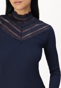 Rosemunde Topper langermet - navy