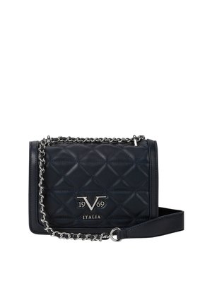 Schwarze gesteppte Leder-Umhängetasche mit silberner Kettenriemen und 19V69 Italia Logo auf der Vorderklappe.