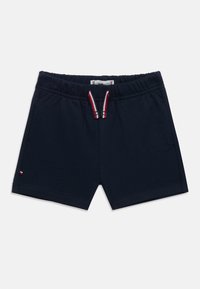 Μπλε σκούρο βαμβακερό σορτς με ελαστική μέση, με κορδόνι που έχει κόκκινες και λευκές λεπτομέρειες, και μια μικρή ετικέτα λογότυπου στο πλάι.