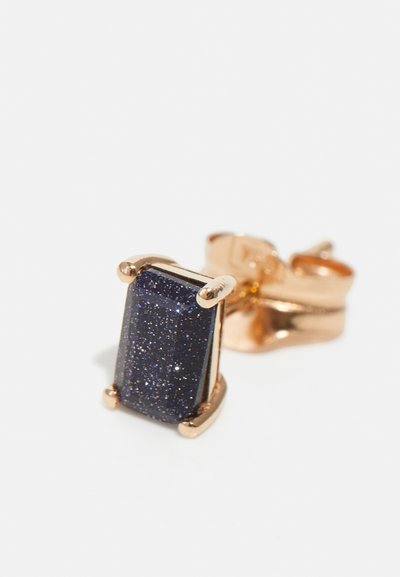 Ροζ χρυσά σκουλαρίκια που διαθέτουν ορθογώνιο μπλε γκλίτερ πέτρα με μεταλλικές λεπτομέρειες, σε κομψό, γυαλισμένο υλικό.