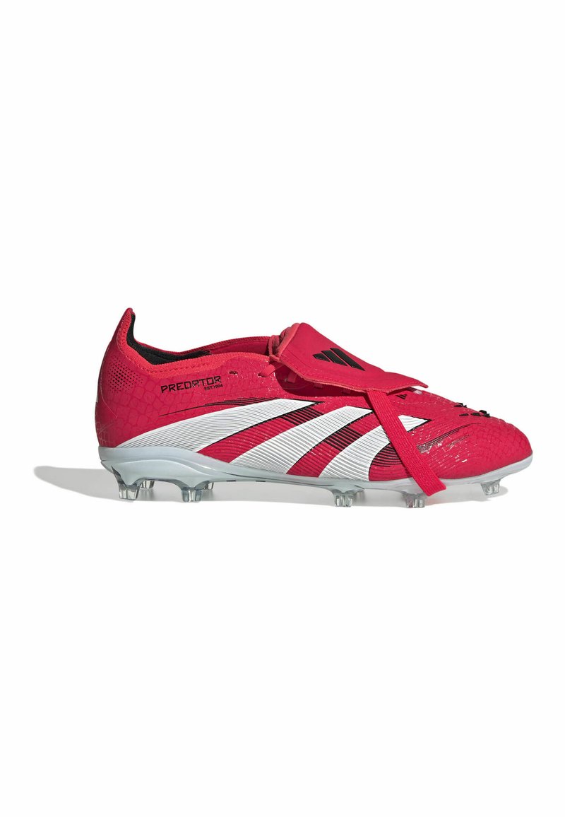 Fotbalové kopačky Adidas Predator v živé růžové barvě, s texturovaným svrškem, bílými pruhy a tvarovanou podešví s průhlednými špunty pro lepší trakci.