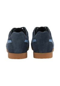 Zapatos de ante azul con un upper texturizado, acentos negros y una suela de goma. Diseño de corte bajo con tacón redondeado y detalles cosidos.