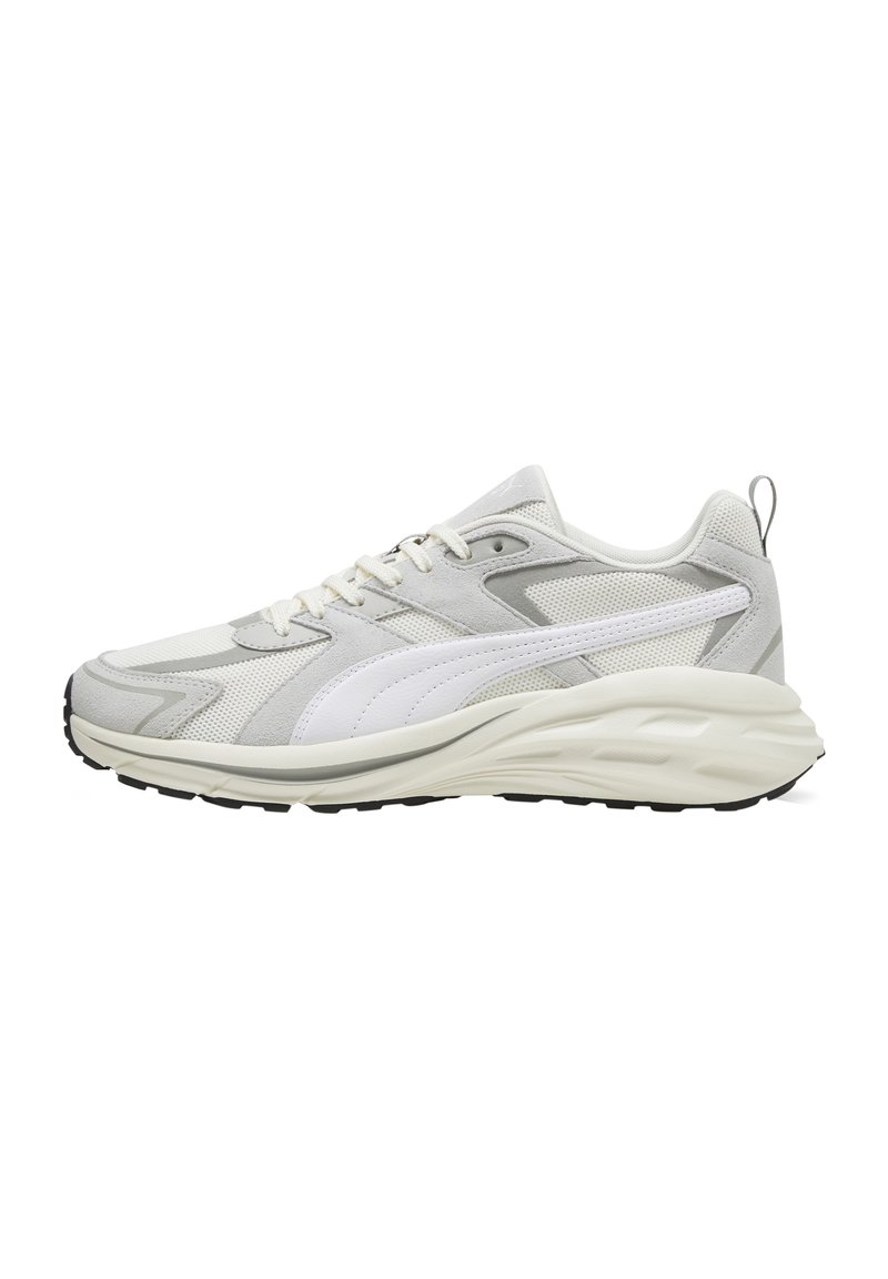 Zapatilla deportiva en gris claro y malla blanca con acentos de ante, que cuenta con una suela acolchada, un collar acolchado y una marca distintiva.