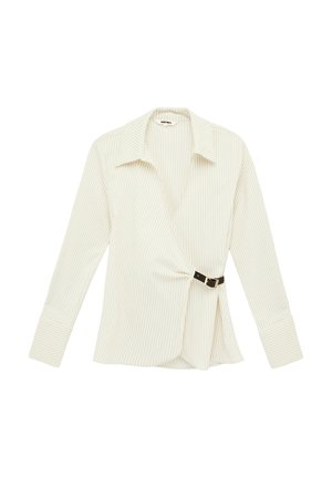 Blusa avvolgente cremisi a maniche lunghe con sottili righe verticali, ampio colletto e dettaglio con fibbia nera in vita.